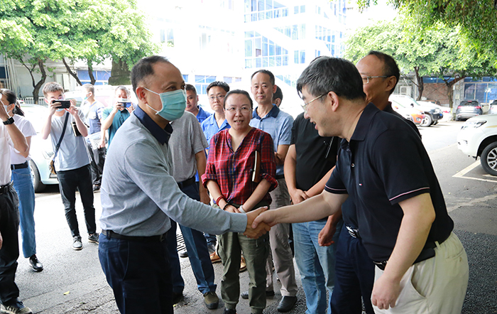 何树平看望慰问住建系统抗震救灾一线同志
